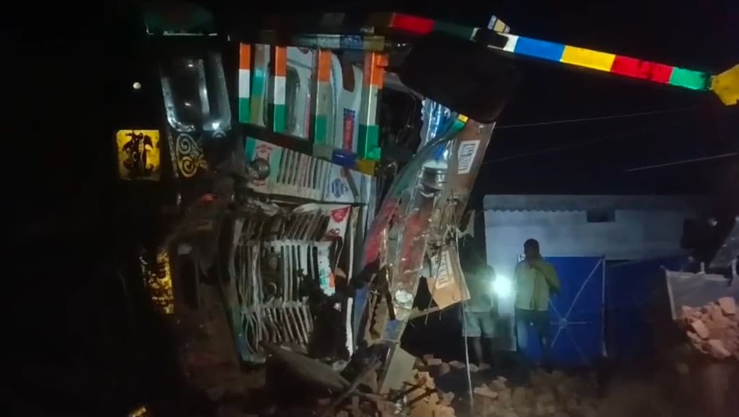 कोयला लदा 14 चक्का ट्रक पलटा, खलासी की दर्दनाक मौत; चालक गंभीर रूप से घायल