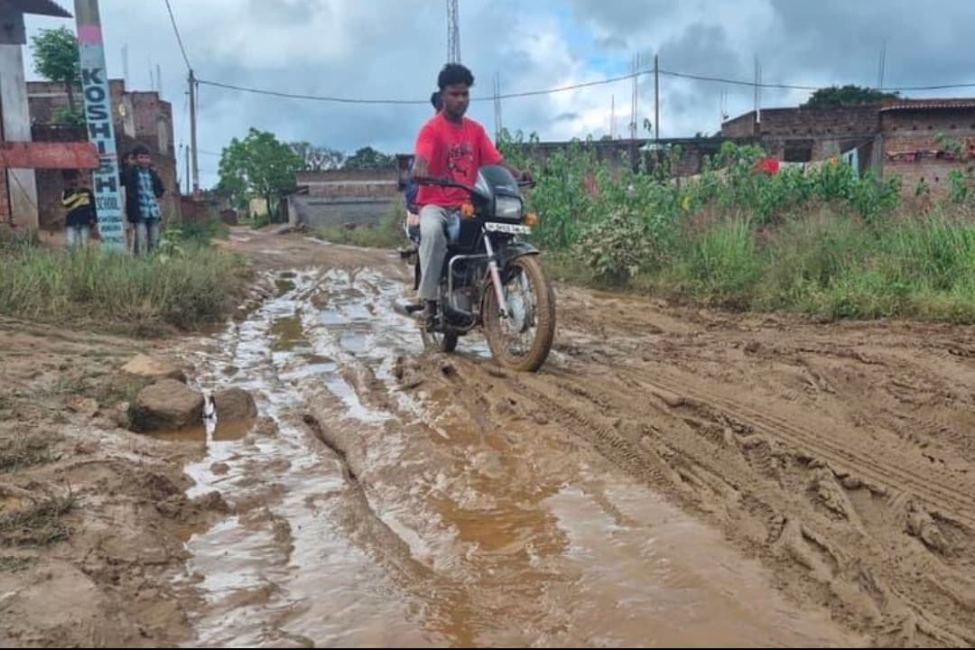 तीन दिनों की बारिश से कच्ची सड़कें बनीं दलदल, ग्रामीणों की बढ़ी परेशानी