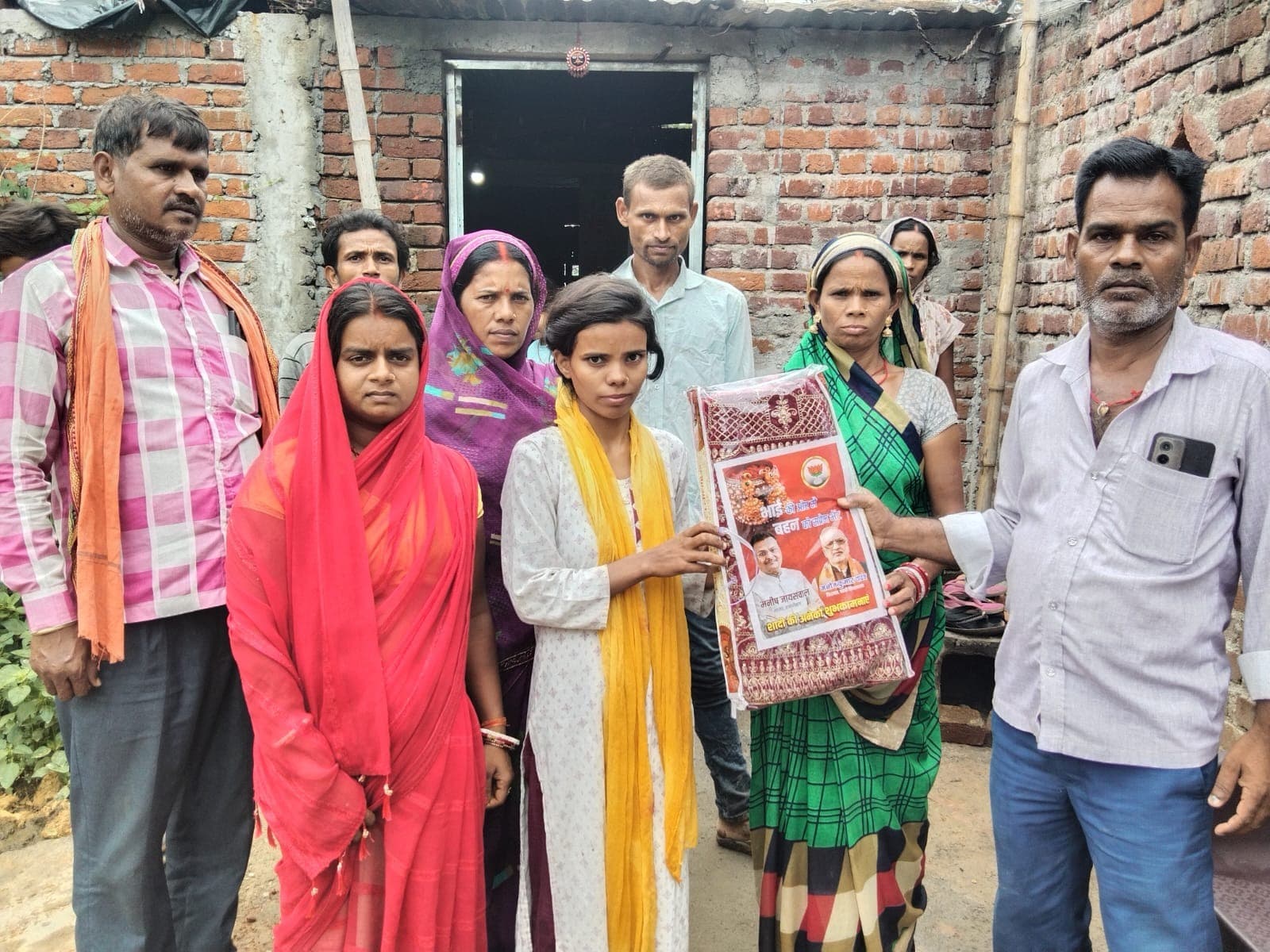 जरूरतमंद परिवार की बेटी की शादी में बढ़ा सहयोग का हाथ, सांसद की ओर से भेंट किया गया लहंगा