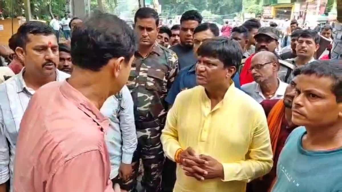 धनबाद में कचरा वाहन की चपेट में आने से 32 वर्षीय युवक की मौत, शव रखकर नगर निगम के खिलाफ प्रदर्शन