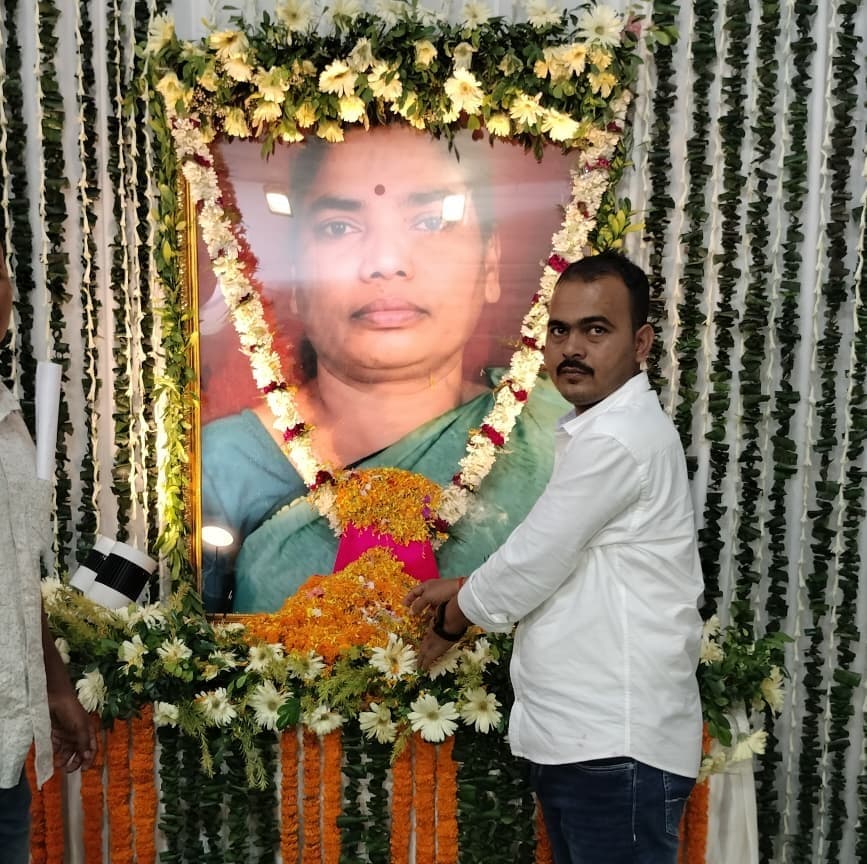 नेमरा पहुंचकर राजेश यादव ने रूपी सोरेन को दी भावभीनी श्रद्धांजलि
