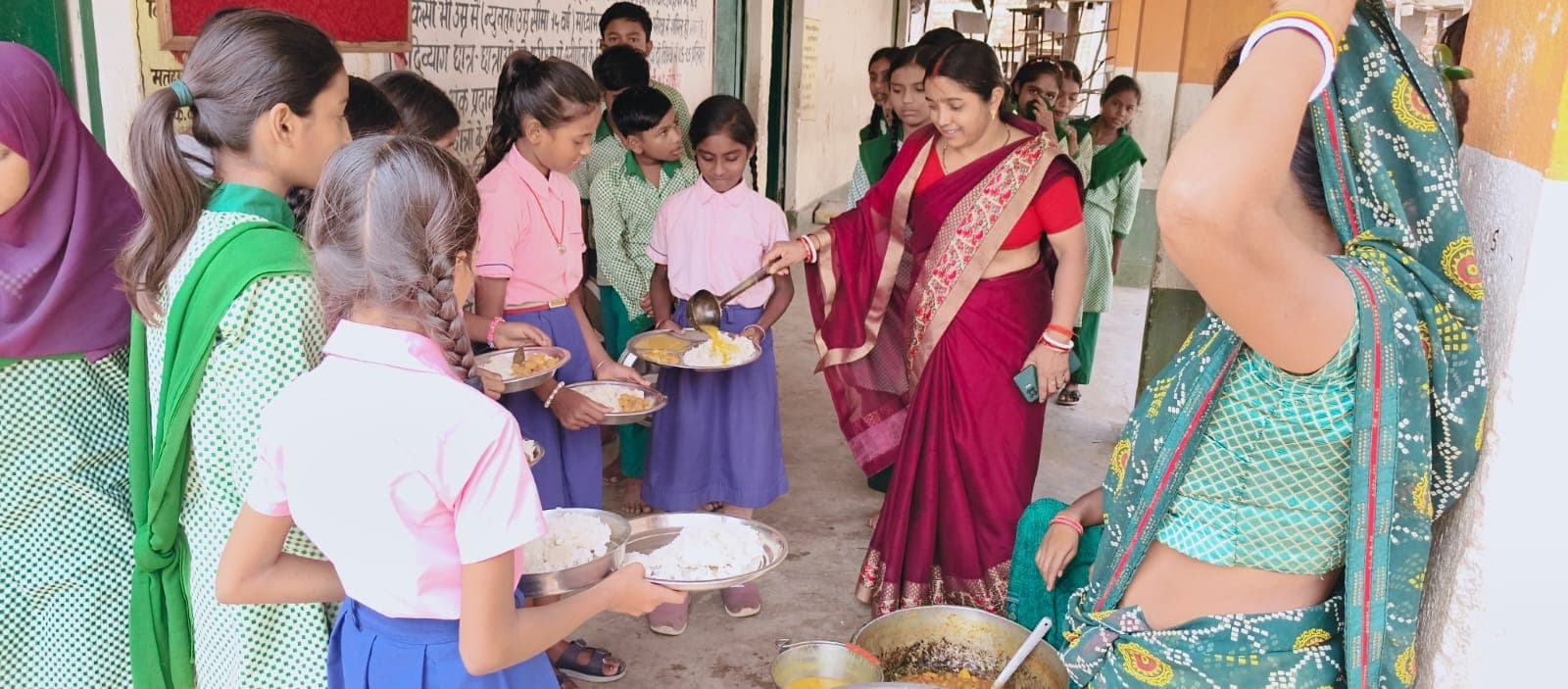 कन्या मध्य विद्यालय चौपारण में मुखिया ने किया मिड डे मील का निरीक्षण, भोजन की गुणवत्ता पर जताई संतुष्टि