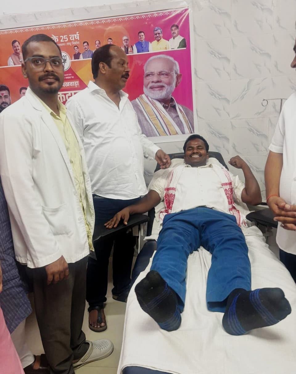 रक्तदान कर चौपारण प्रमुख प्रतिनिधि उदय राणा ने युवाओं को किया प्रेरित