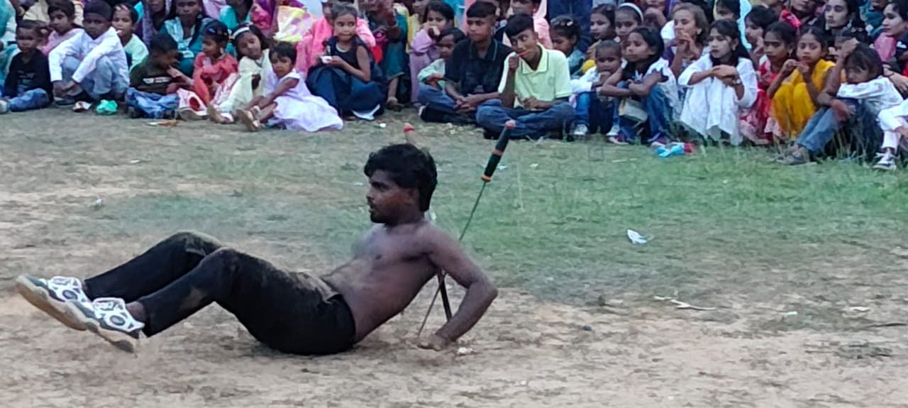 चंदनकियारी में मुहर्रम की धूम, अखाड़ा खिलाड़ियों के हैरतअंगेज करतब बने आकर्षण का केंद्र