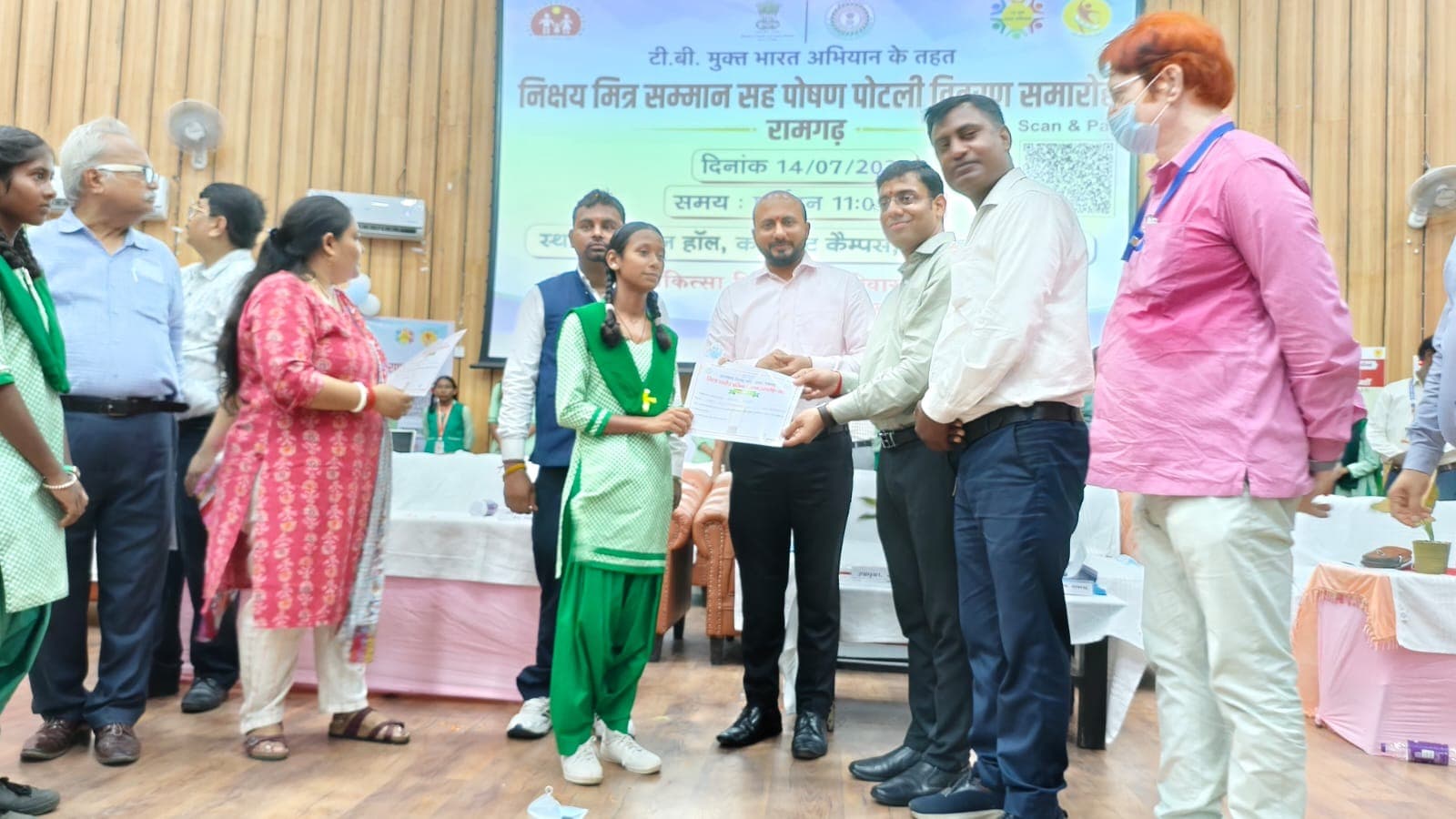 रेल परियोजना की मासिक परीक्षा में उत्कृष्ट प्रदर्शन करने वाले विद्यार्थियों को उपायुक्त ने किया सम्मानित
