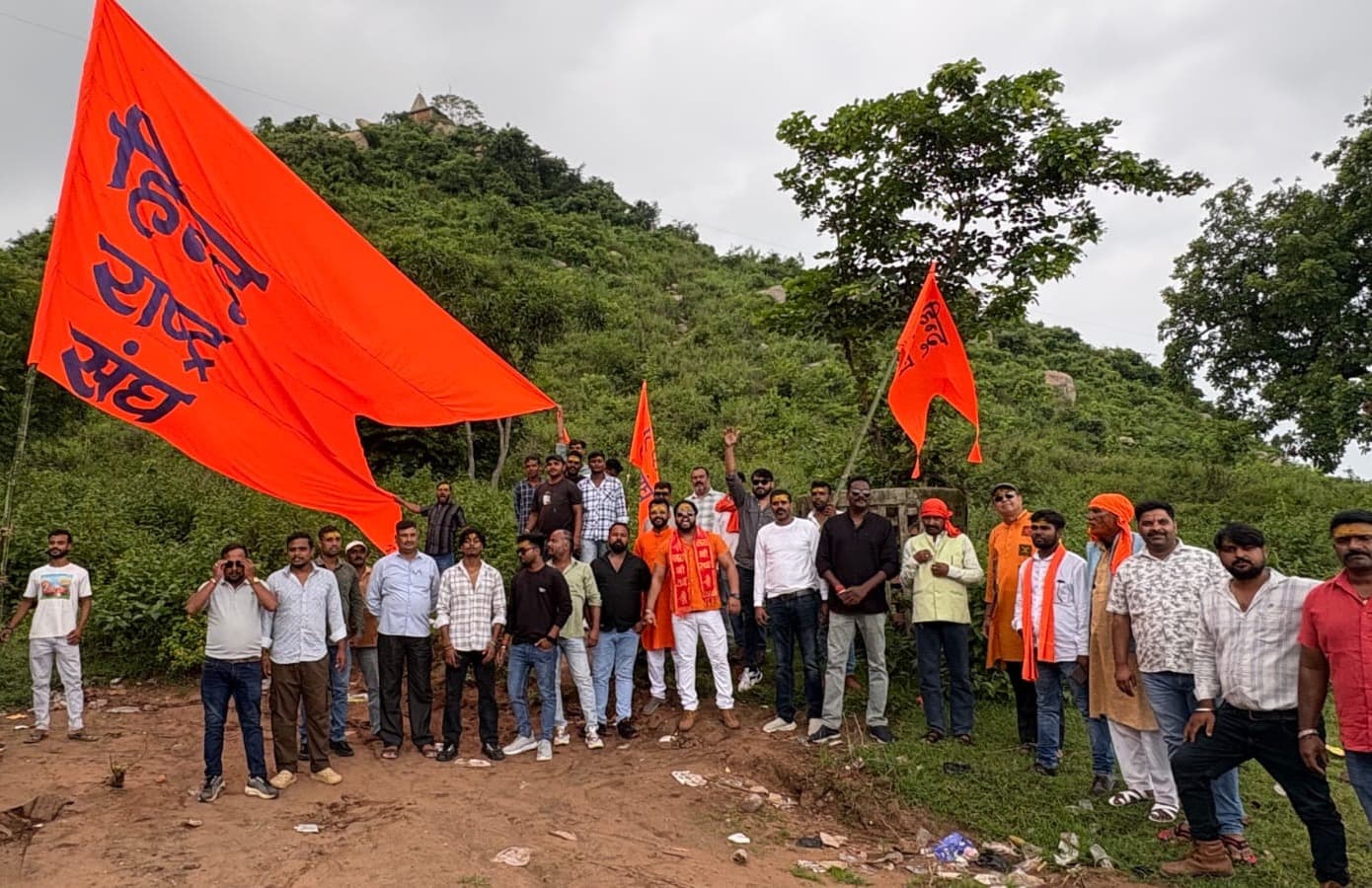हिन्दू राष्ट्र संघ ने छठा स्थापना दिवस उत्साह के साथ मनाया, सिलवार पहाड़ पर फहराया 20 फीट ऊंचा भगवा 