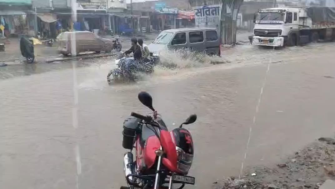 बारिश में डूबा चौपारण, जलभराव से थमी रफ्तार
