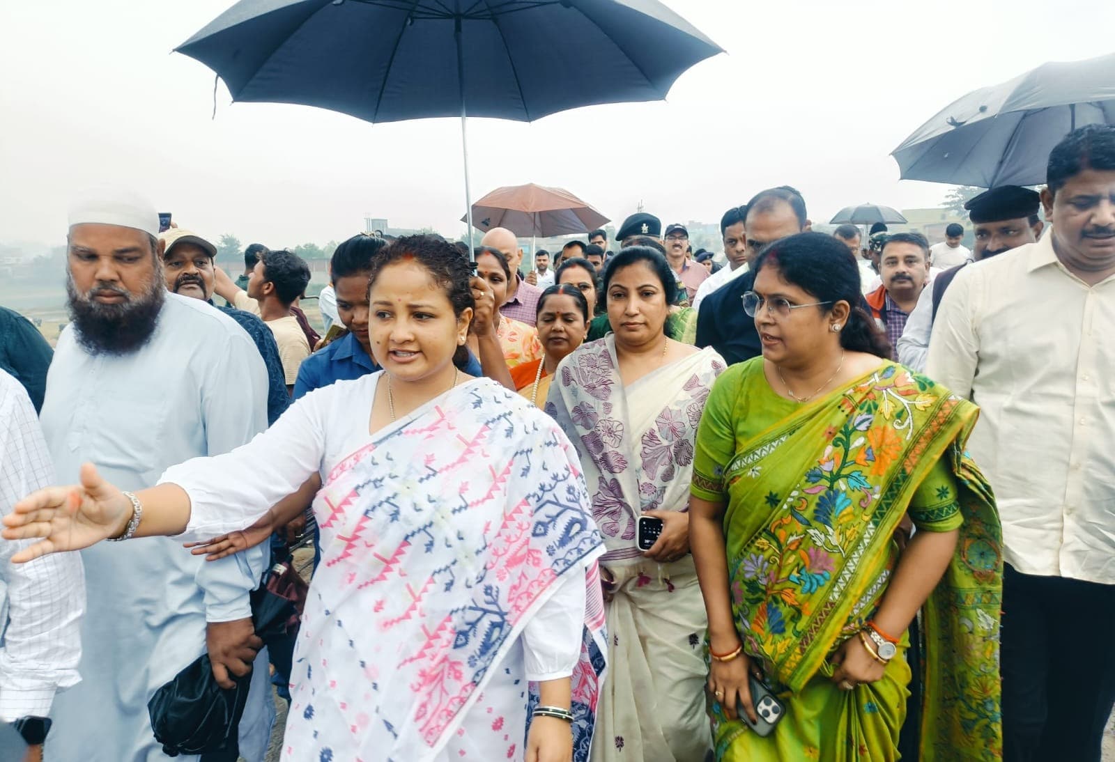 बारिश के बीच विधायक कल्पना सोरेन ने किया छठ घाटों का निरीक्षण