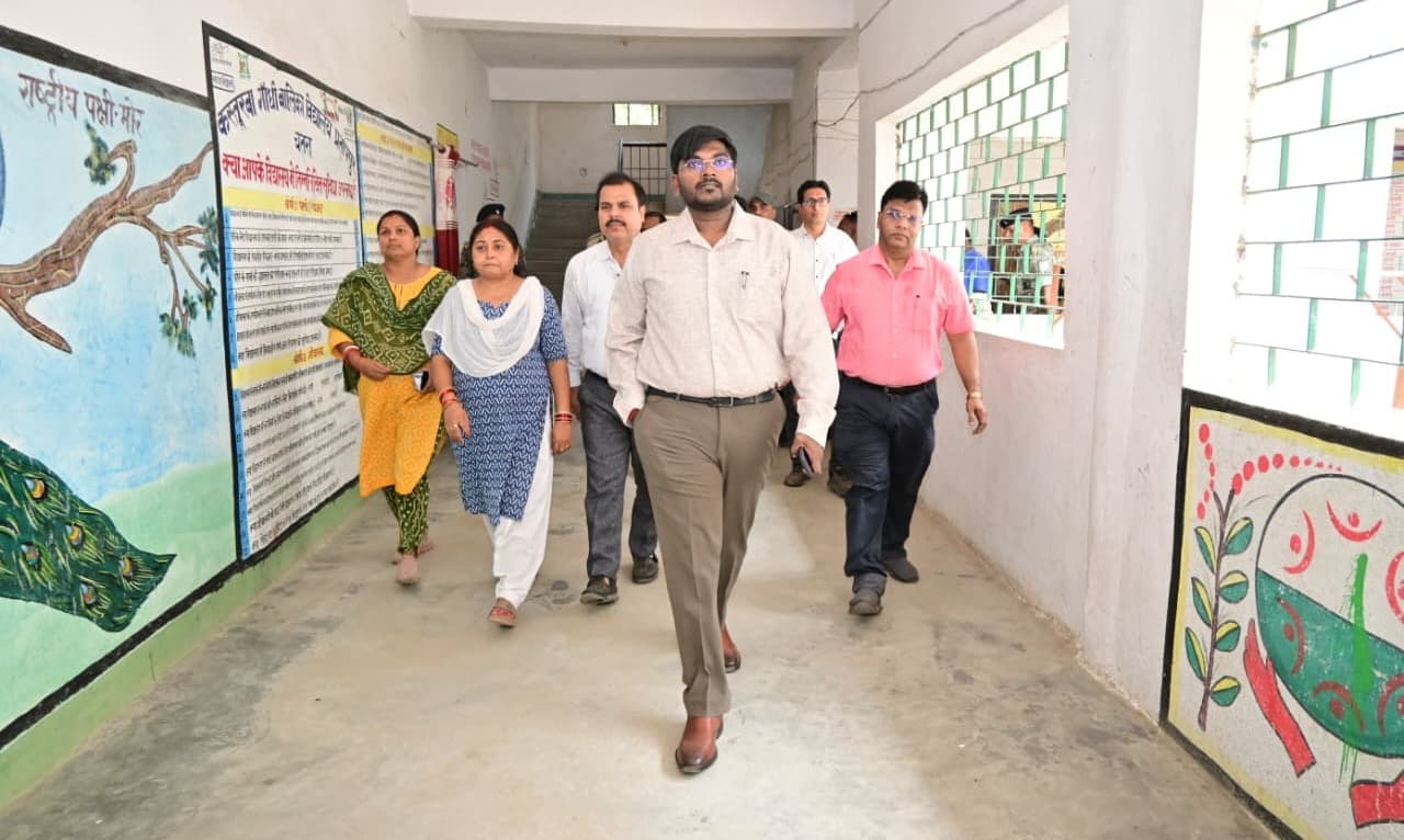 उपायुक्त ने कस्तूरबा गांधी बालिका विद्यालय, प्रतापपुर का किया निरीक्षण, छात्राओं का बढ़ाया उत्साह