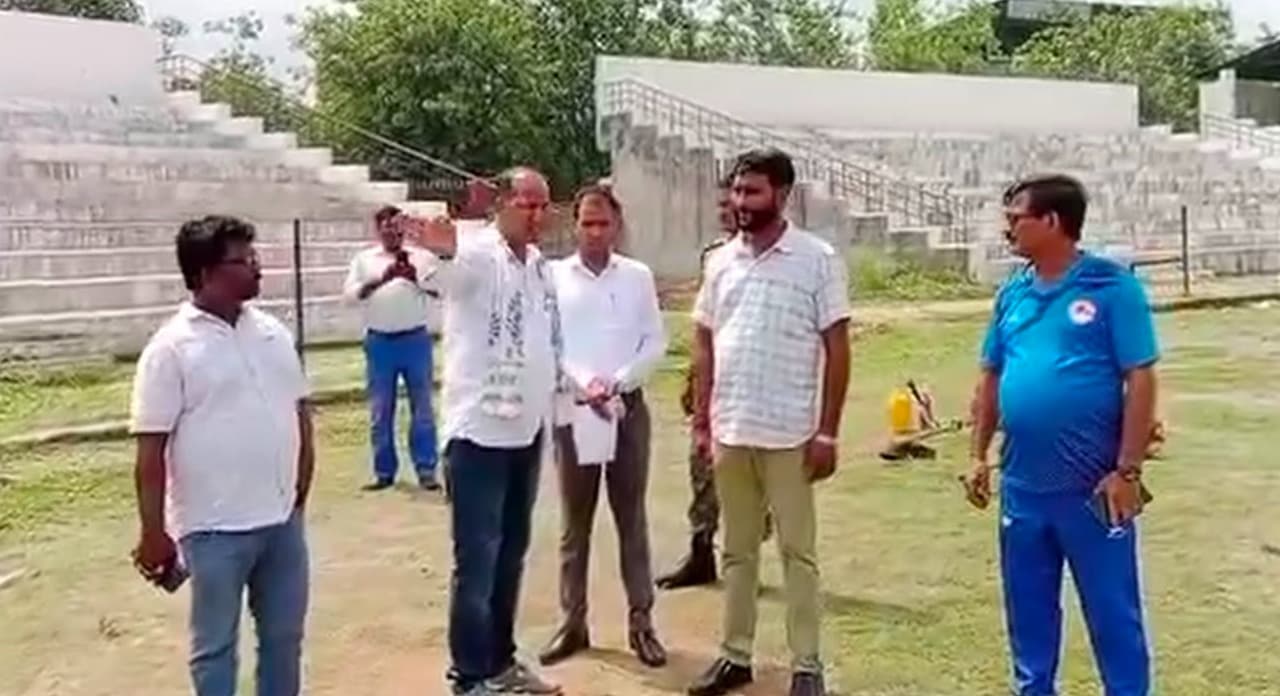 बाबू कुंवर सिंह स्टेडियम की सुध लेने खुद मैदान में उतरे महापौर, शुरू हुआ विशेष सफाई अभियान
