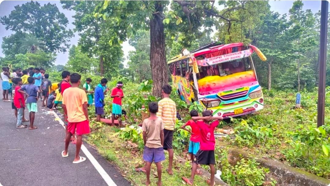 पाकुड़ में बारातियों से भरी बस पलटी, दो की मौत, दर्जनों घायल