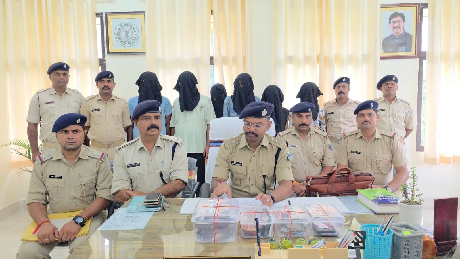 चास में चोरों के गिरोह का पर्दाफाश, 6 गिरफ्तार; 7 मोबाइल और सोने जैसे जेवर बरामद