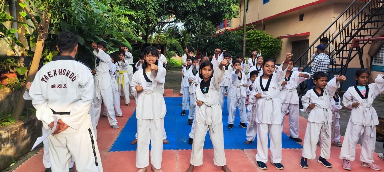 चैंपियंस ताइक्वांडो एकेडमी में कलर बेल्ट परीक्षा सफलतापूर्वक संपन्न हुई