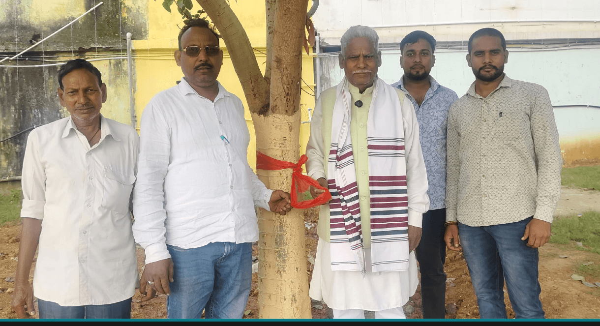 हजारीबाग के गांधी मैदान में 500 से अधिक पौधों को बांधा गया रक्षा सूत्र, पर्यावरण संरक्षण का लिया संकल्प