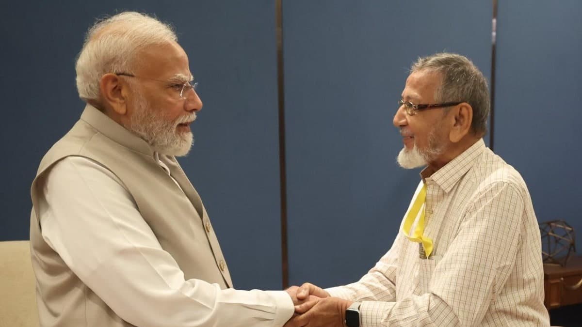 जमीन विवाद में PM मोदी से मिले बचपन के स्कूल मित्र, मांगी CBI जांच
