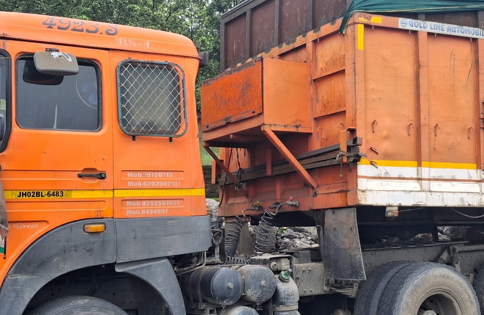 अवैध कोयला लदा ट्रेलर कीचड़ में फंसा, पुलिस ने किया जब्त; मामला दर्ज करने की प्रक्रिया शुरू