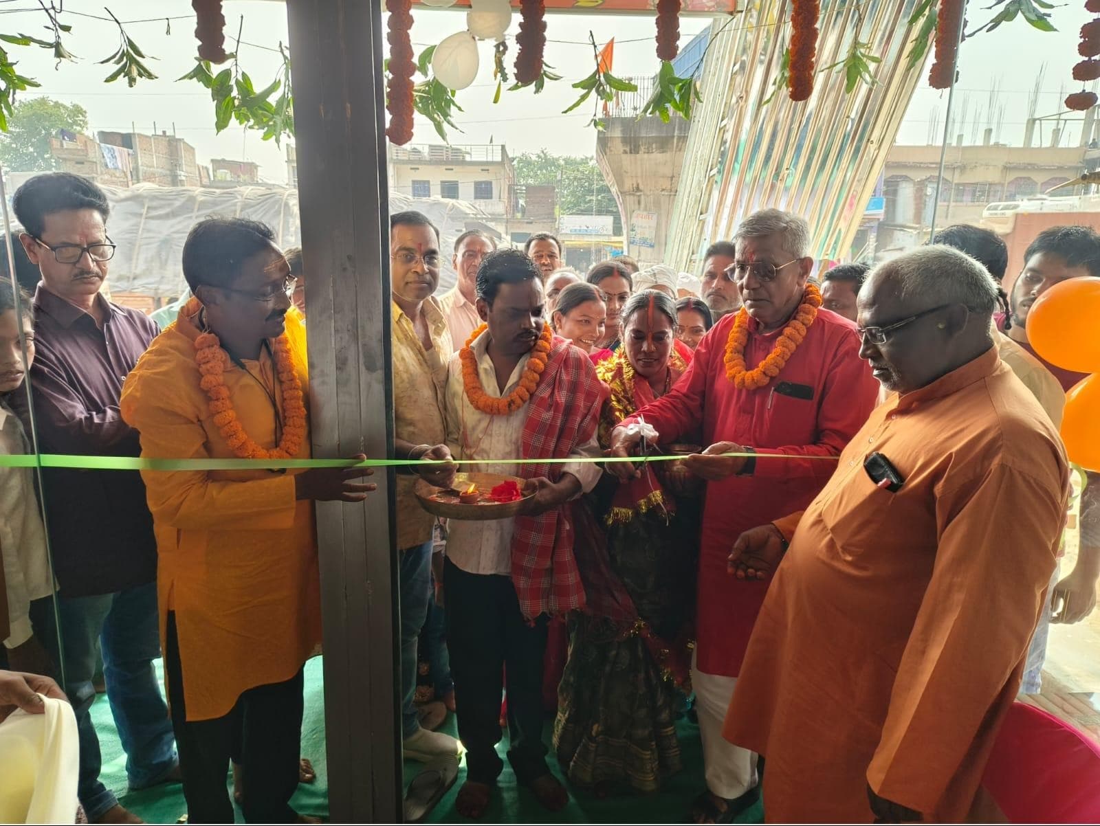 ताजपुर में श्रृंगार महल एवं गिफ्ट कॉर्नर का उद्घाटन, पूर्व विधायक उमाशंकर अकेला ने काटा फीता
