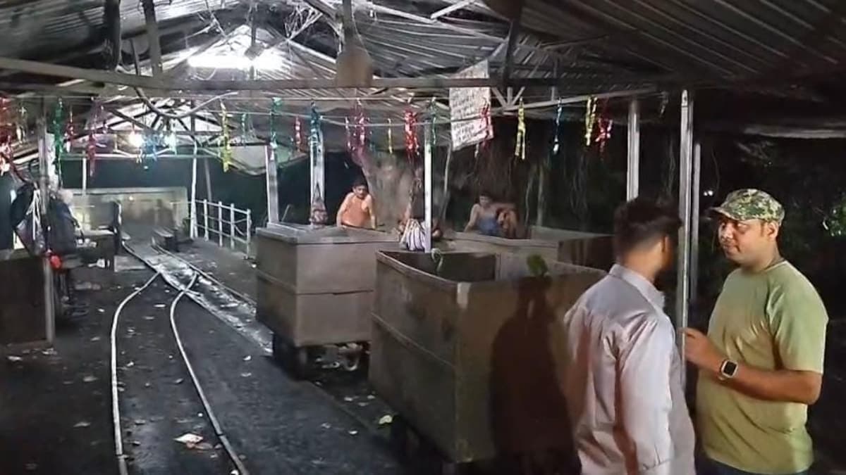 पश्चिम बंगाल की कोयला खदान में लिफ्ट खराब, 200 फीट नीचे फंसे मजदूर