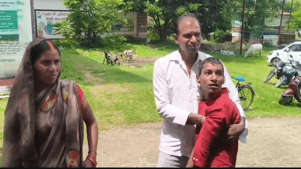 दिव्यांग बेटे को कंधे पर उठाकर पेंशन के लिए भटक रहा पिता