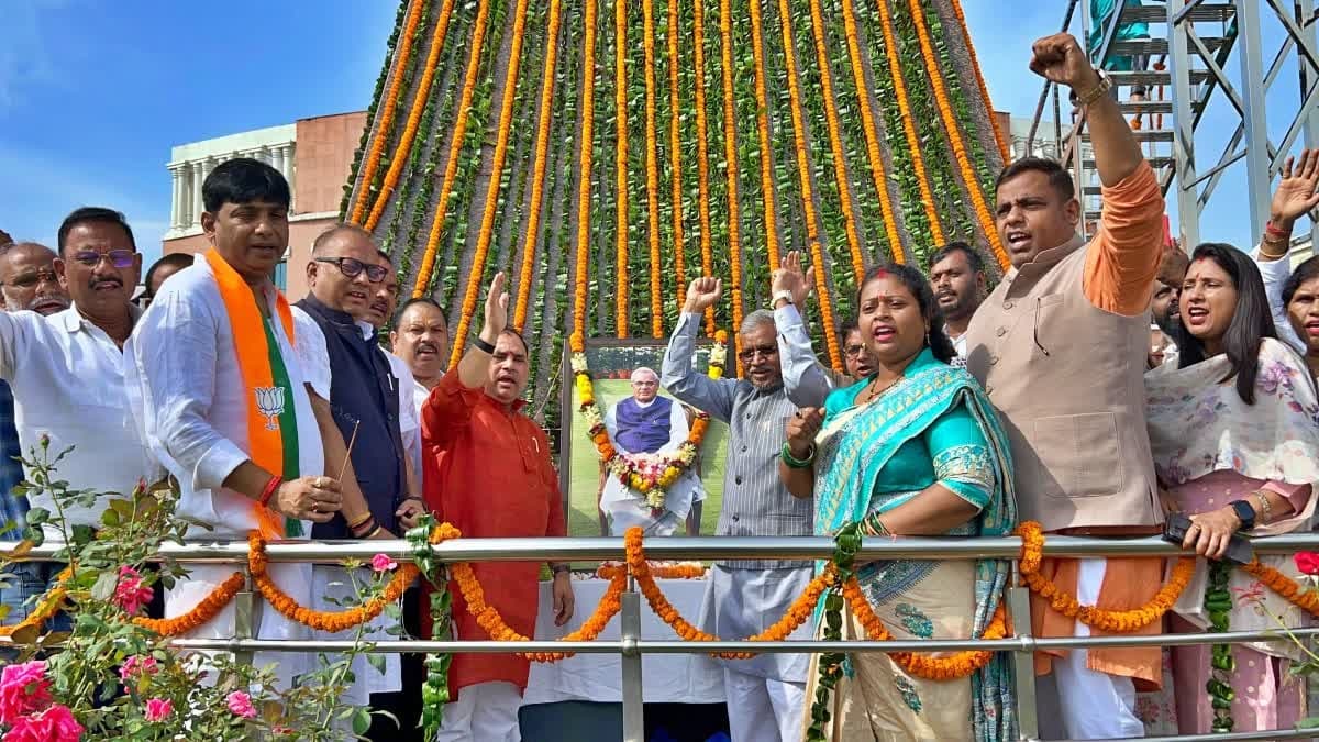 अटल बिहारी वाजपेयी की पुण्यतिथि पर दी गई श्रद्धांजलि, भाजपा कार्यकर्ताओं ने किया नमन