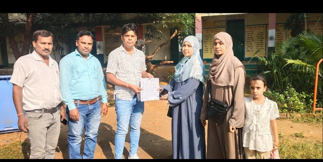 विद्यालय परिसर में पेवर ब्लॉक लगाने की मांग, विधायक प्रतिनिधि को सौंपा ज्ञापन