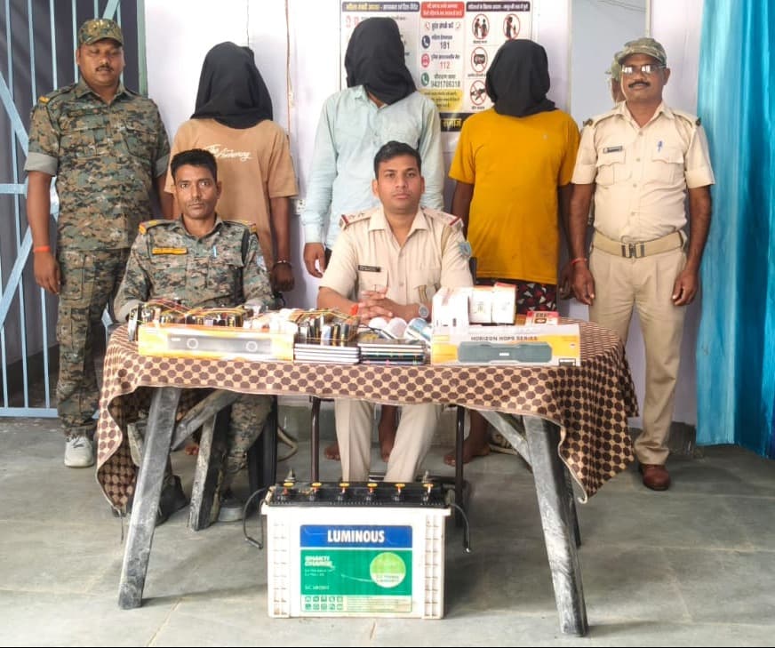 Chauparan Theft Case: चोरी के सामान के साथ तीन गिरफ्तार, बाइक और मोबाइ