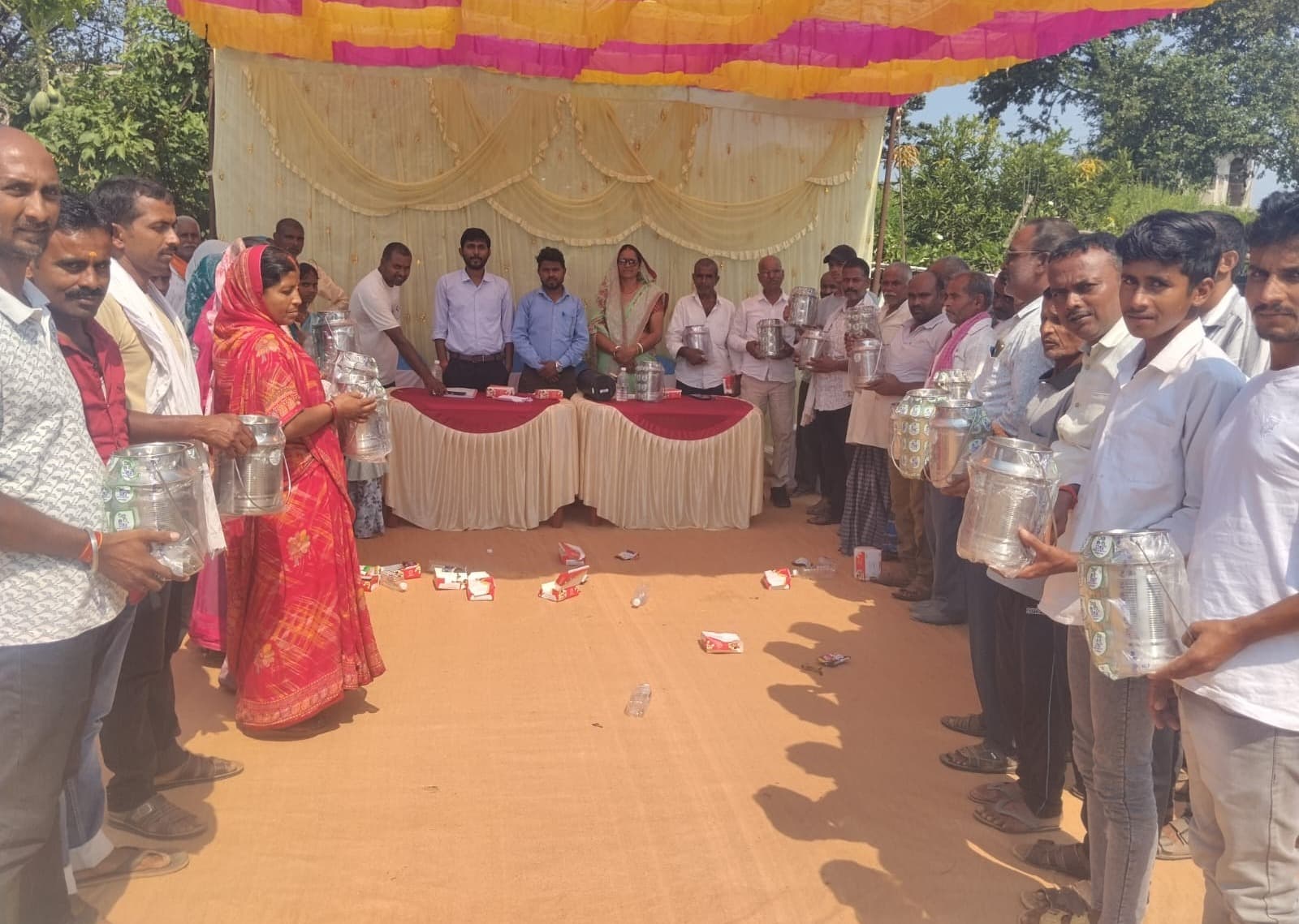 करमा में दूध उत्पादन केंद्र की बैठक, किसानों के बीच बांटे गए केन