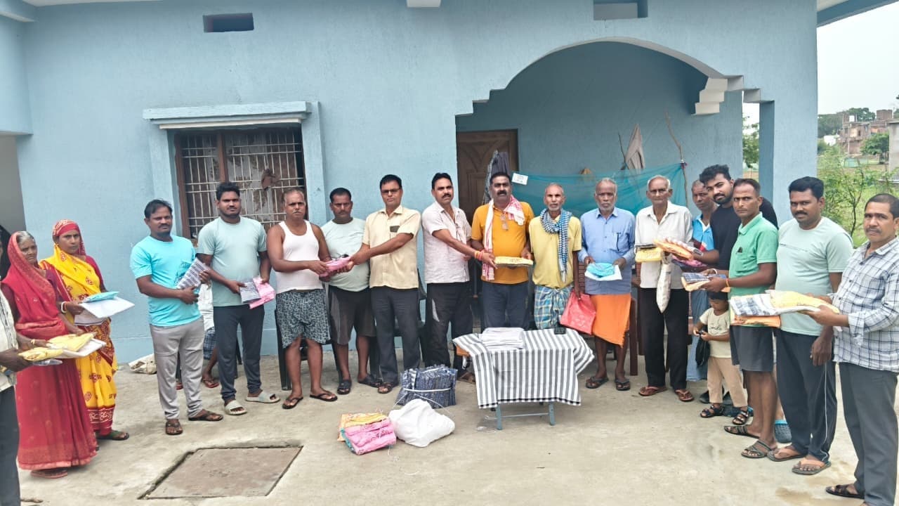 समय पर मिला योजना का लाभ, लाभुकों के बीच बांटी गई साड़ी-धोती