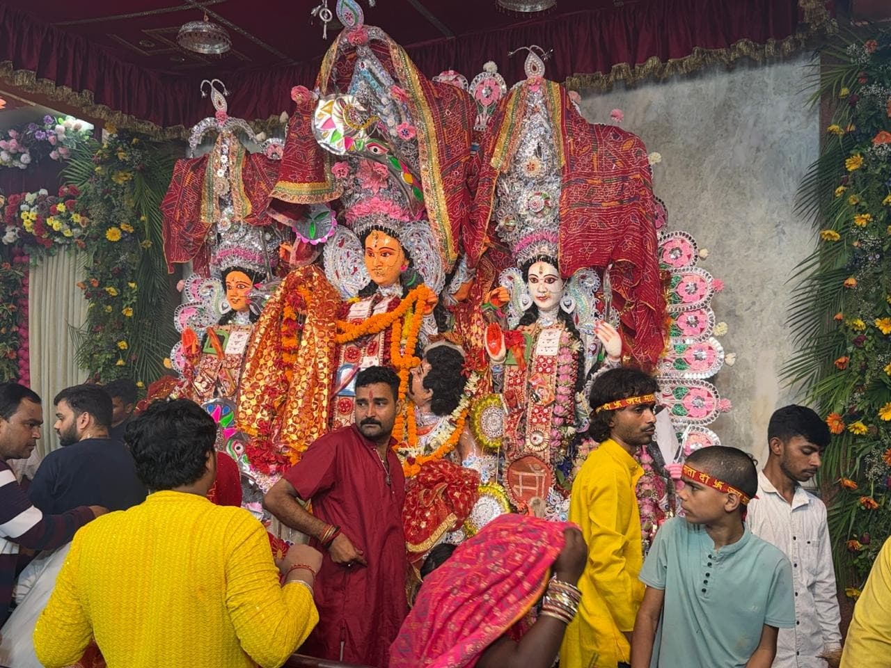 महाअष्टमी पर गिरिडीह के दुर्गा मंडपों में उमड़ा आस्था का सैलाब