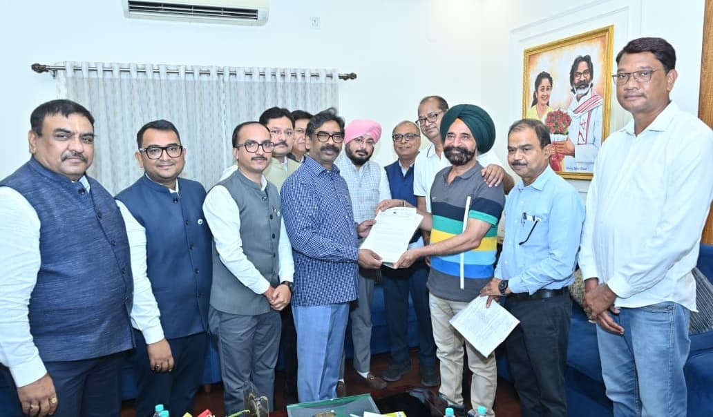 झारखंड में उद्योग और निवेश को मिलेगी नई रफ्तार, मुख्यमंत्री से मिले चेम्बर ऑफ कॉमर्स के प्रतिनिधि