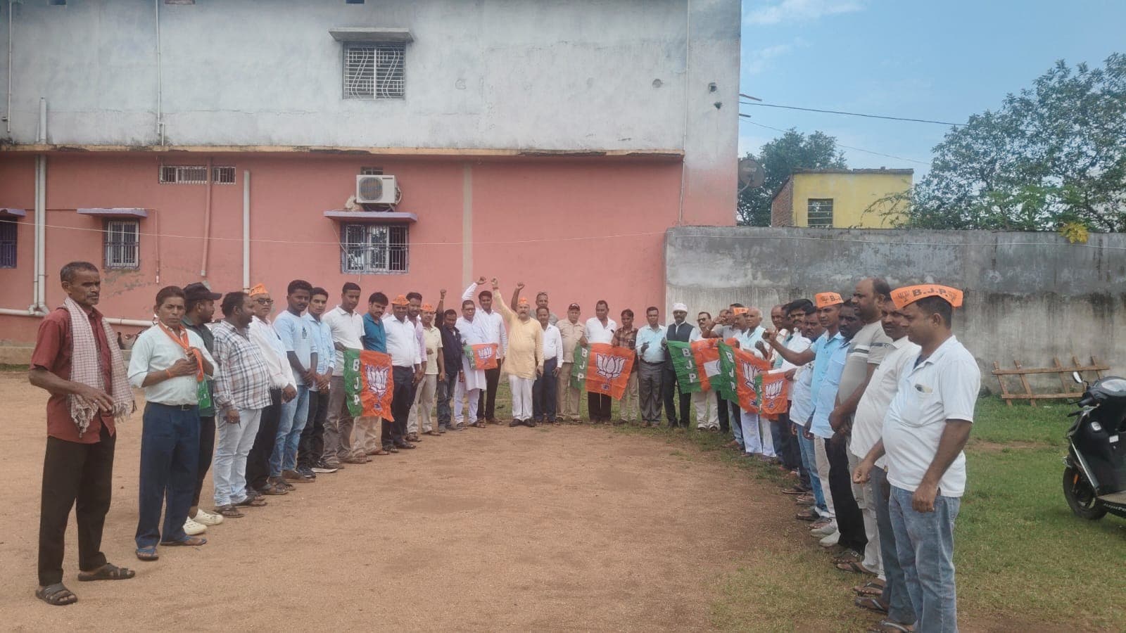 भाजपा की बैठक में सांसद मनीष जायसवाल का अभिनंदन, जिलाध्यक्ष के प्रति दिखी नाराजगी