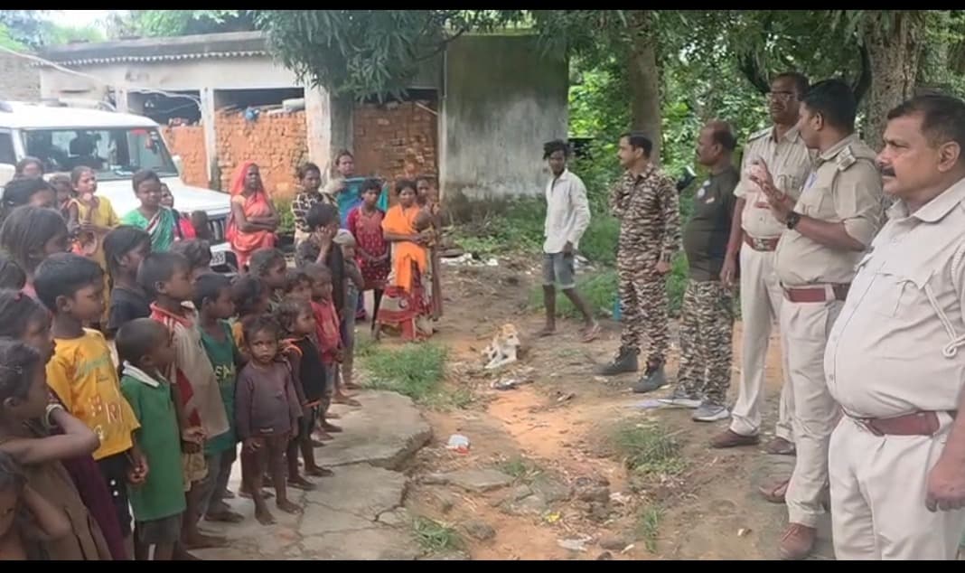 बिरहोर आदिम जनजाति परिवारों के बीच बरकट्ठा पुलिस ने चलाया जागरूकता अभियान
