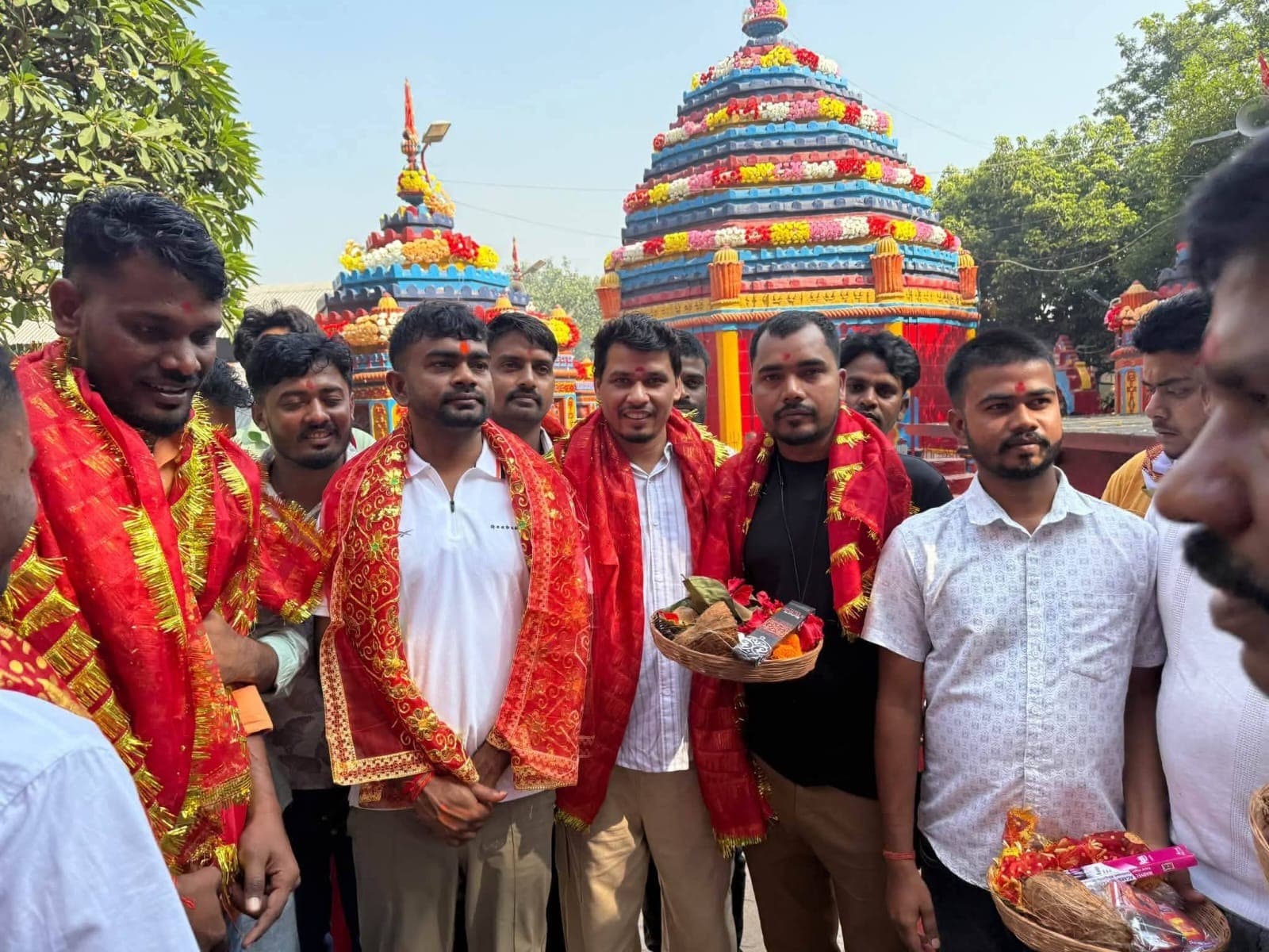 डुमरी विधायक ने मां छिन्नमस्तिके के दरबार में टेका माथा, लिया आशीर्वाद