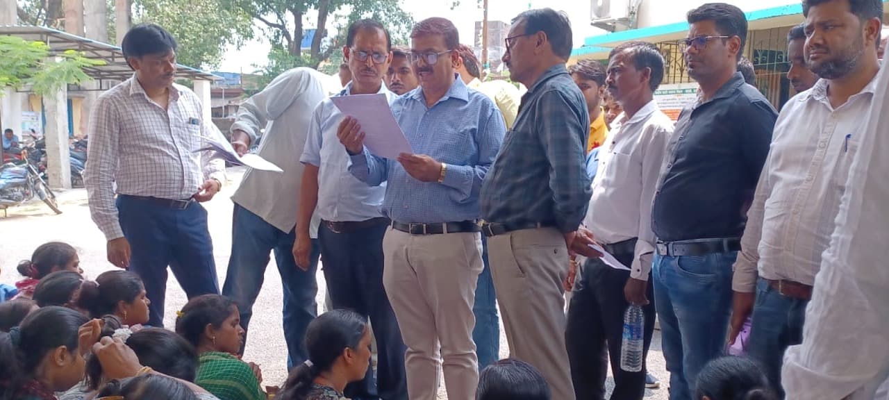 स्वास्थ्य कर्मचारी संघ ने अपनी मांगों को लेकर दिया धरना, सिविल सर्जन को सौंपा मांग पत्र 