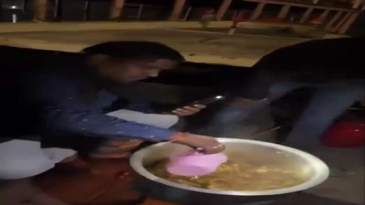 गंगा के बीच नाव पर चिकन और शराब पार्टी का वीडियो वायरल, 5 गिरफ्तार; नाव सीज