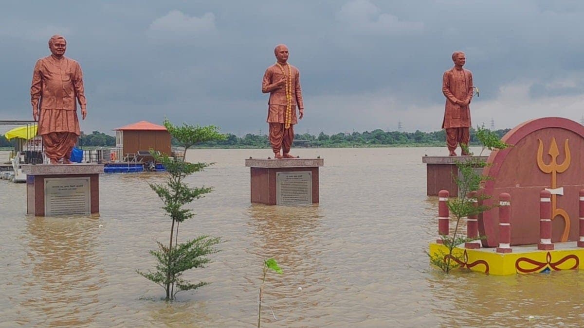 प्रयागराज में बाढ़ का कहर, प्रेरणा स्थल की मूर्तियां डूबीं; कई इलाकों में पानी