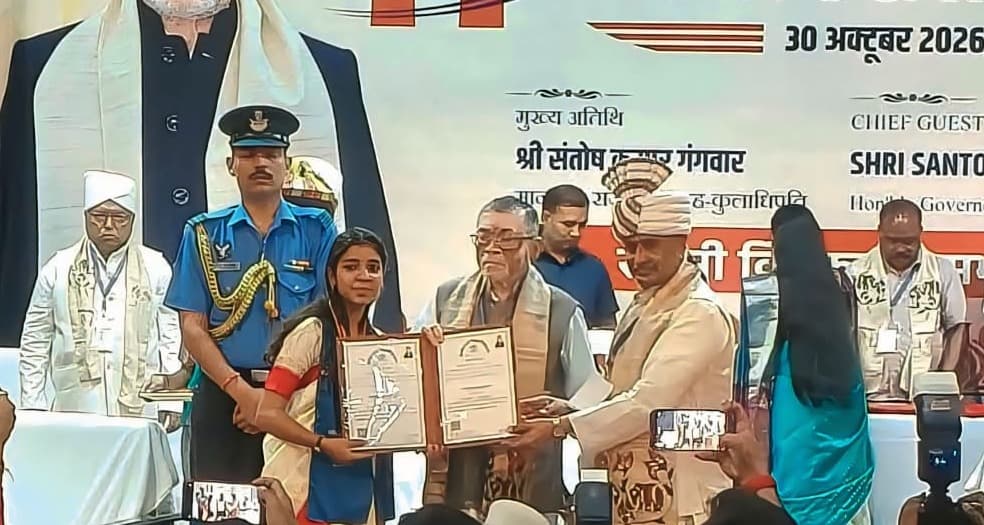 विनोबा भावे विश्वविद्यालय का दीक्षांत समारोह विपरीत परिस्थितियों से लड़कर प्रकृति मिश्रा बनीं राजनीति विज्ञान की टॉपर