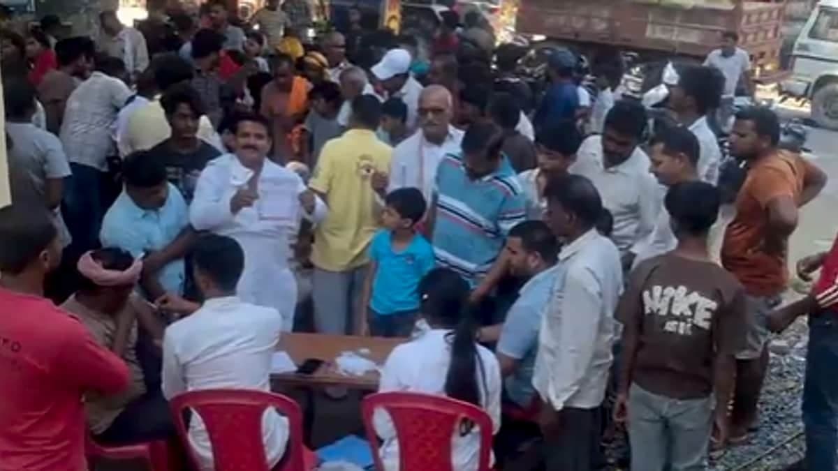 कुत्ते के काटने से गाय की मौत की आशंका, चरणामृत पीने वाले 450 लोगों को लगा टीका