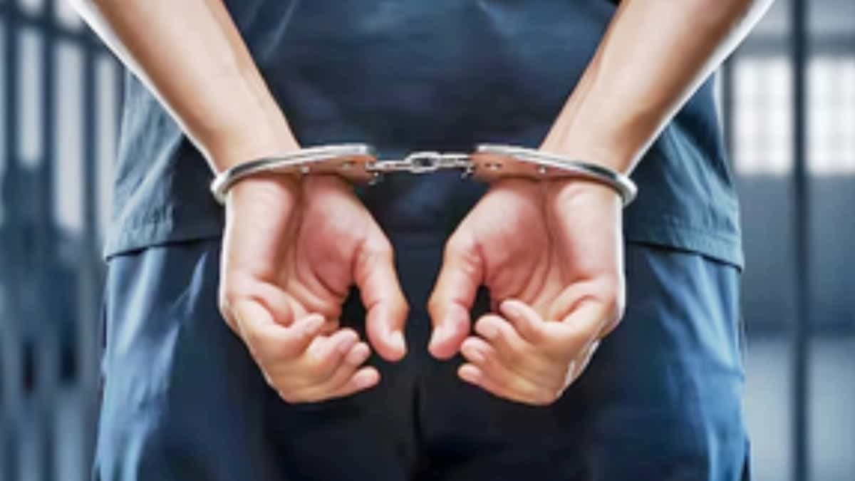 नौकरी दिलाने के नाम पर रिश्वत लेने वाला पुलिस कांस्टेबल गिरफ्तार, जांच में जुटी पुलिस