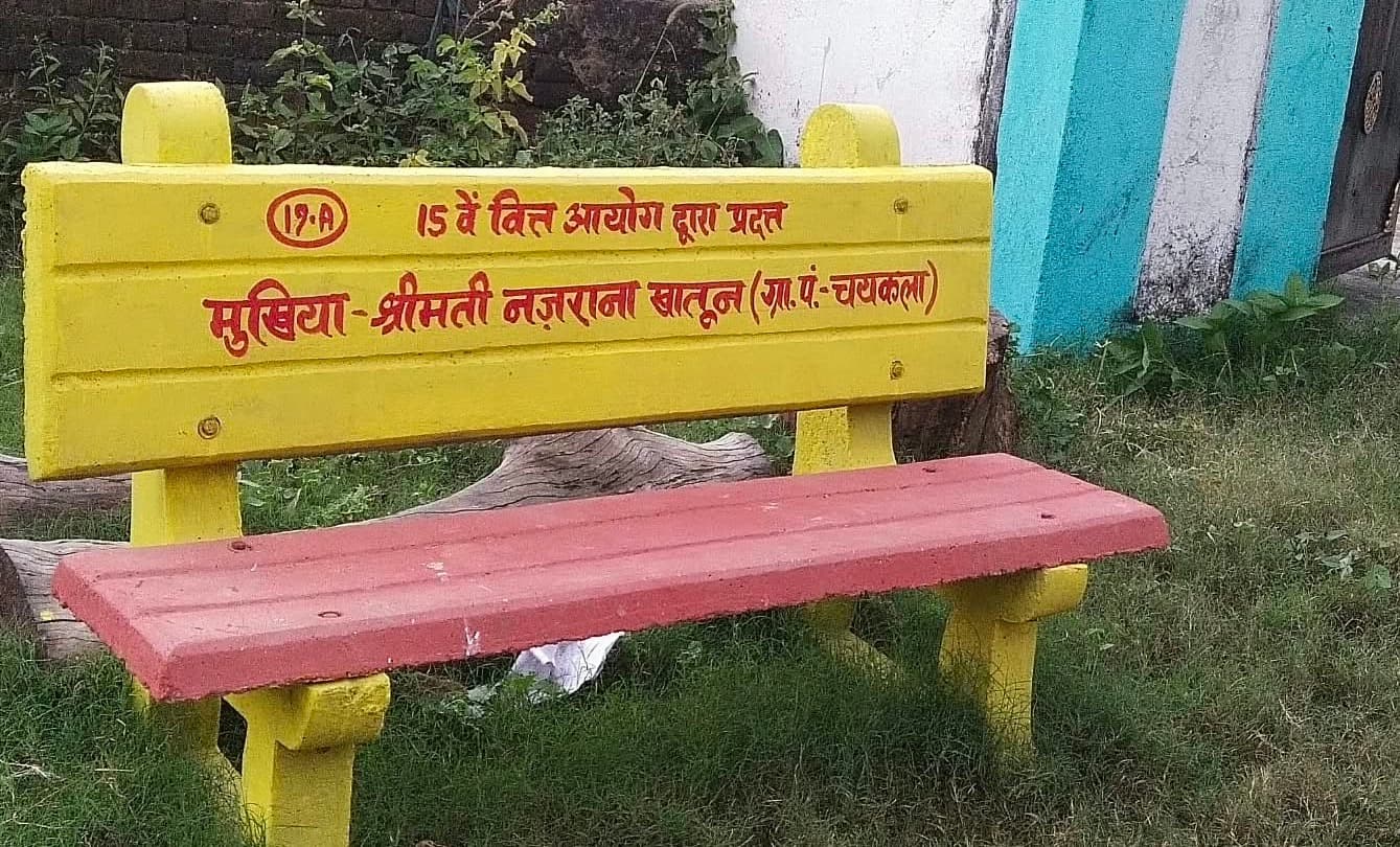 20 और 40 आरसीसी बेंच लगे, कीमत पर चुप्पी क्यों?