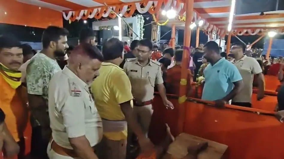 कांवरिया रूट पर पुलिस वाहन का हादसा, आराम कर रहे श्रद्धालु के पैर पर चढ़ा पहिया