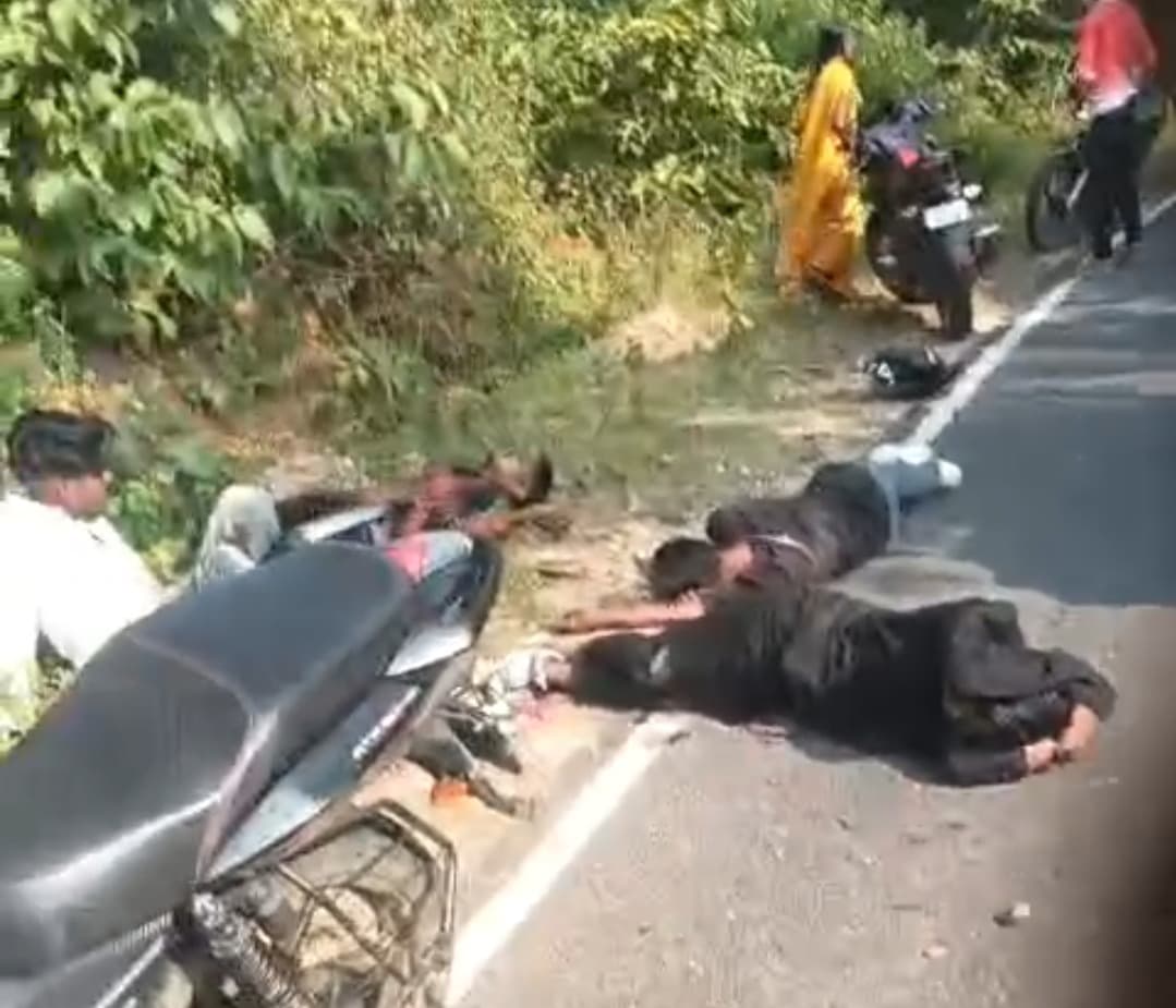 एक बाइक पर सवार थे चार युवक, बोलेरो की टक्कर से सभी घायल
