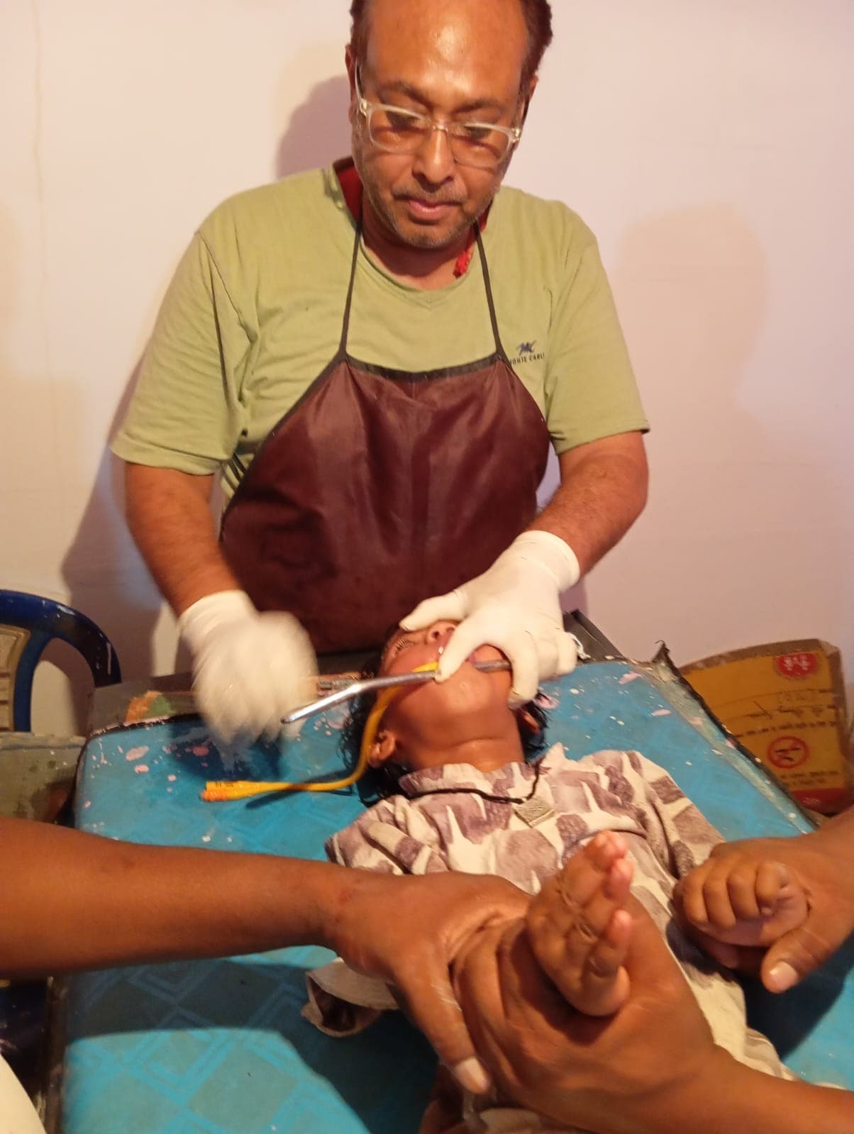 सीएचसी पदमा में डॉक्टर की सूझबूझ से बची मासूम की जान, गले में फंसा पांच रुपये का सिक्का सुरक्षित निकाला