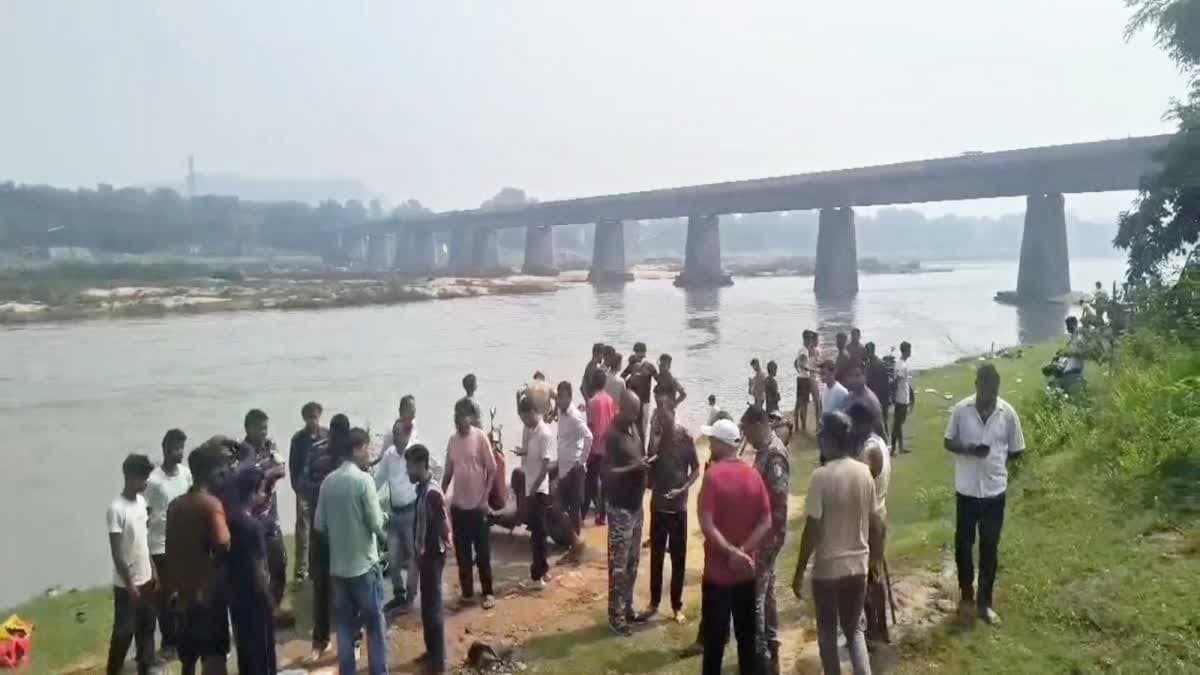 दामोदर नदी में स्नान करते समय किशोरी तेज बहाव में बही