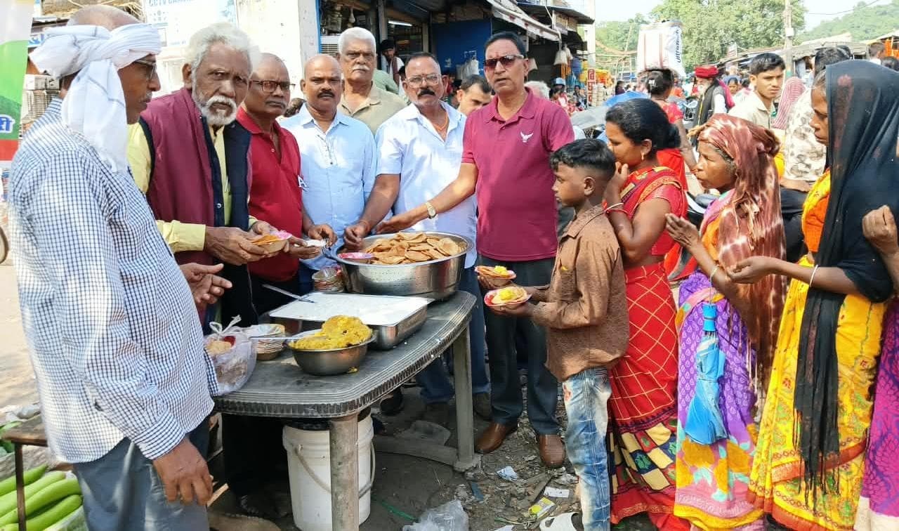राष्ट्रीय सेवा मंच ने भुरकुंडा बाजार में जरूरतमंदों के बीच बांटा खीर-पूड़ी और सब्जी 