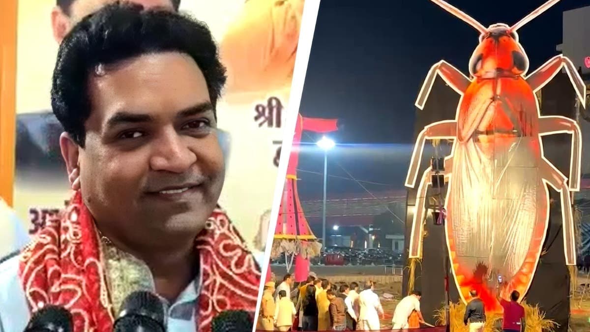 दिल्ली दशहरे में जला 30 फीट कॉकरोच, AAP ने मांगी FIR