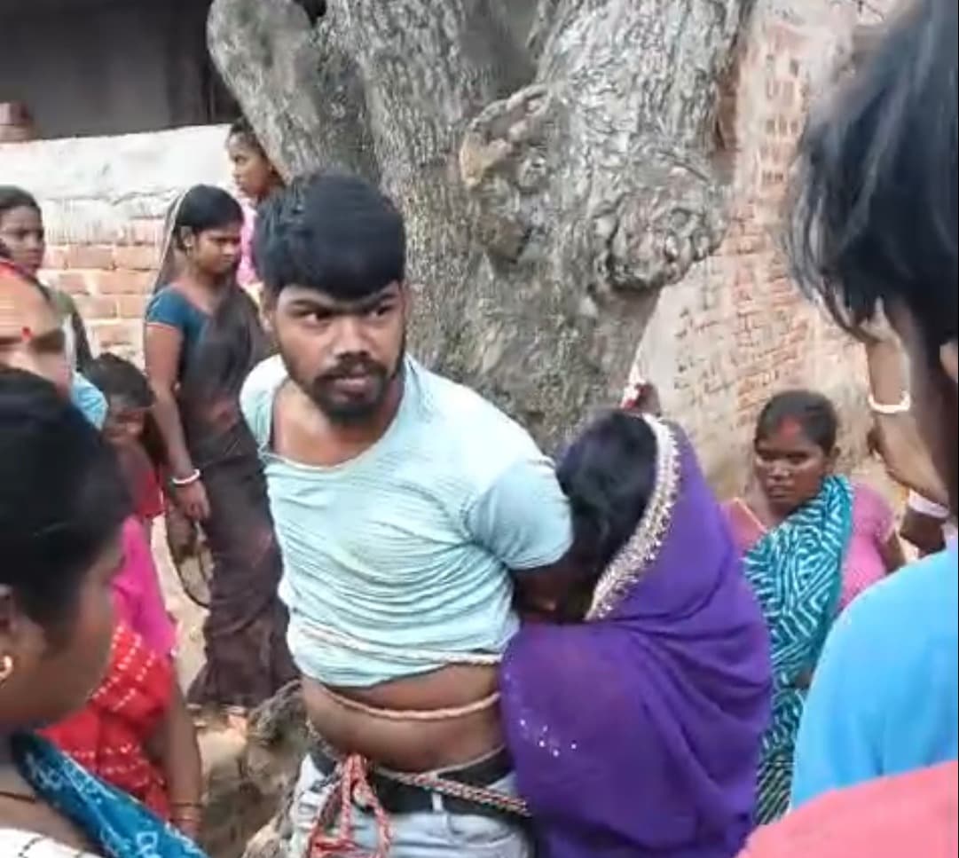 प्रेमी-प्रेमिका को पेड़ से बांधकर पिटाई