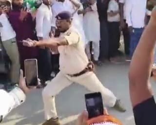 वर्दी में ‘तलवारबाज’ दरोगा! मुहर्रम जुलूस का वीडियो वायरल, सोशल मीडिया पर मचा बवाल