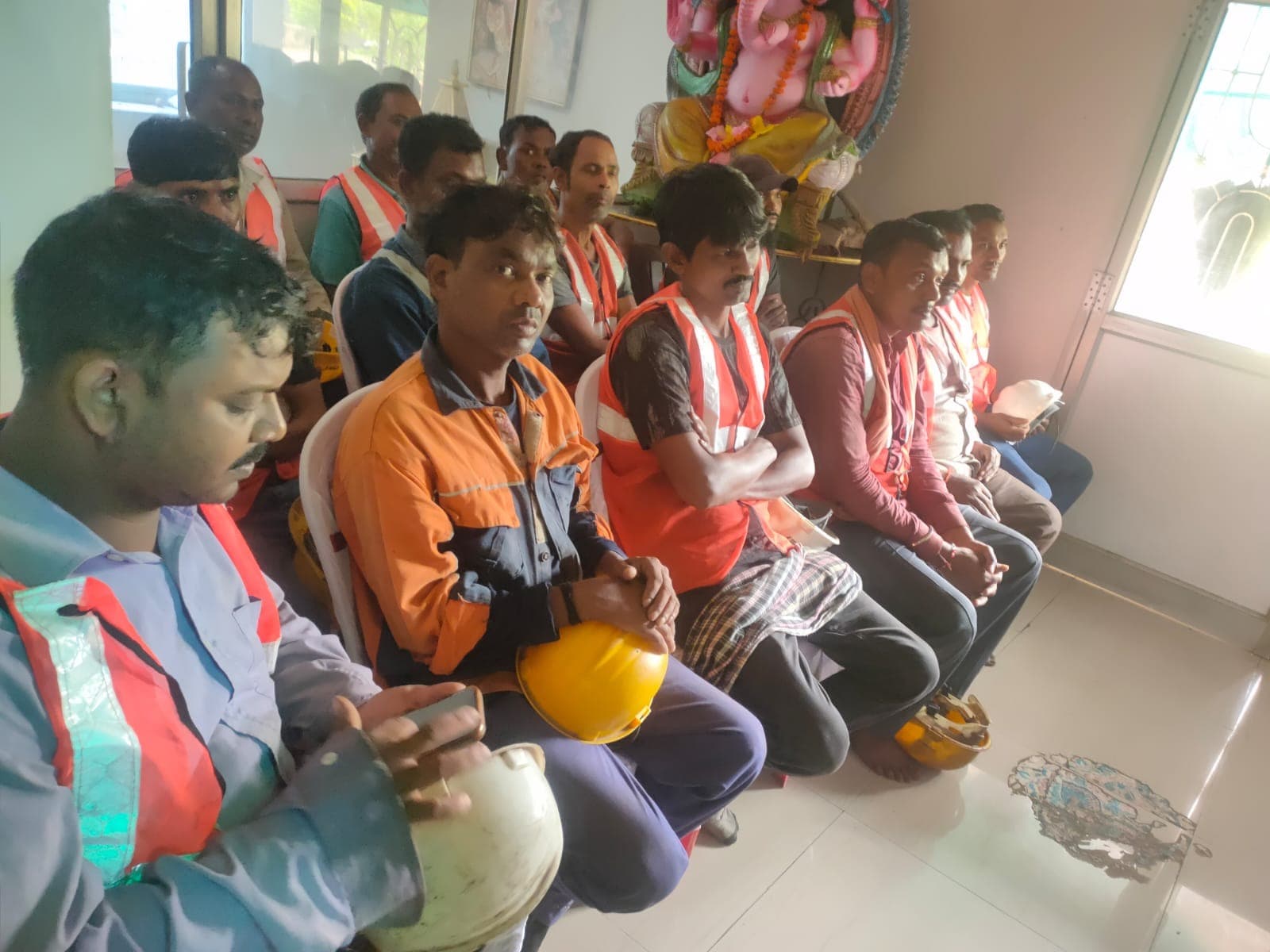 कामेश्वर एलॉयज में सुरक्षा प्रशिक्षण, कर्मियों को सिखाए हादसों से बचाव के तरीके