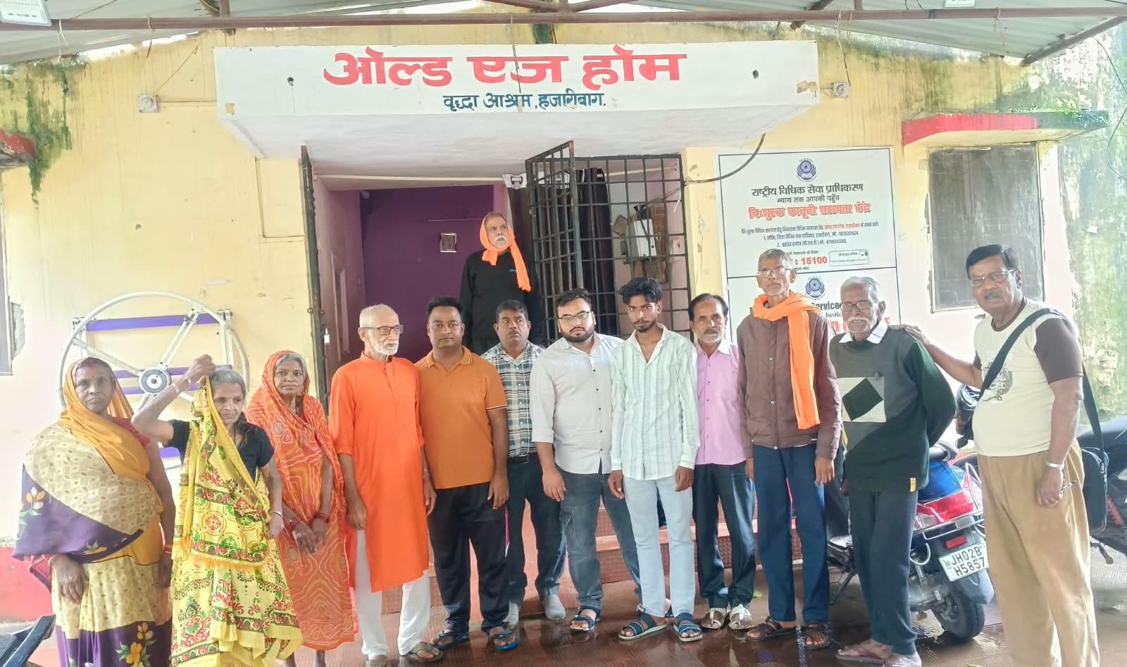 बुजुर्गों के साथ पेलावल विकास मंच ने मनाया 21वां स्थापना दिवस